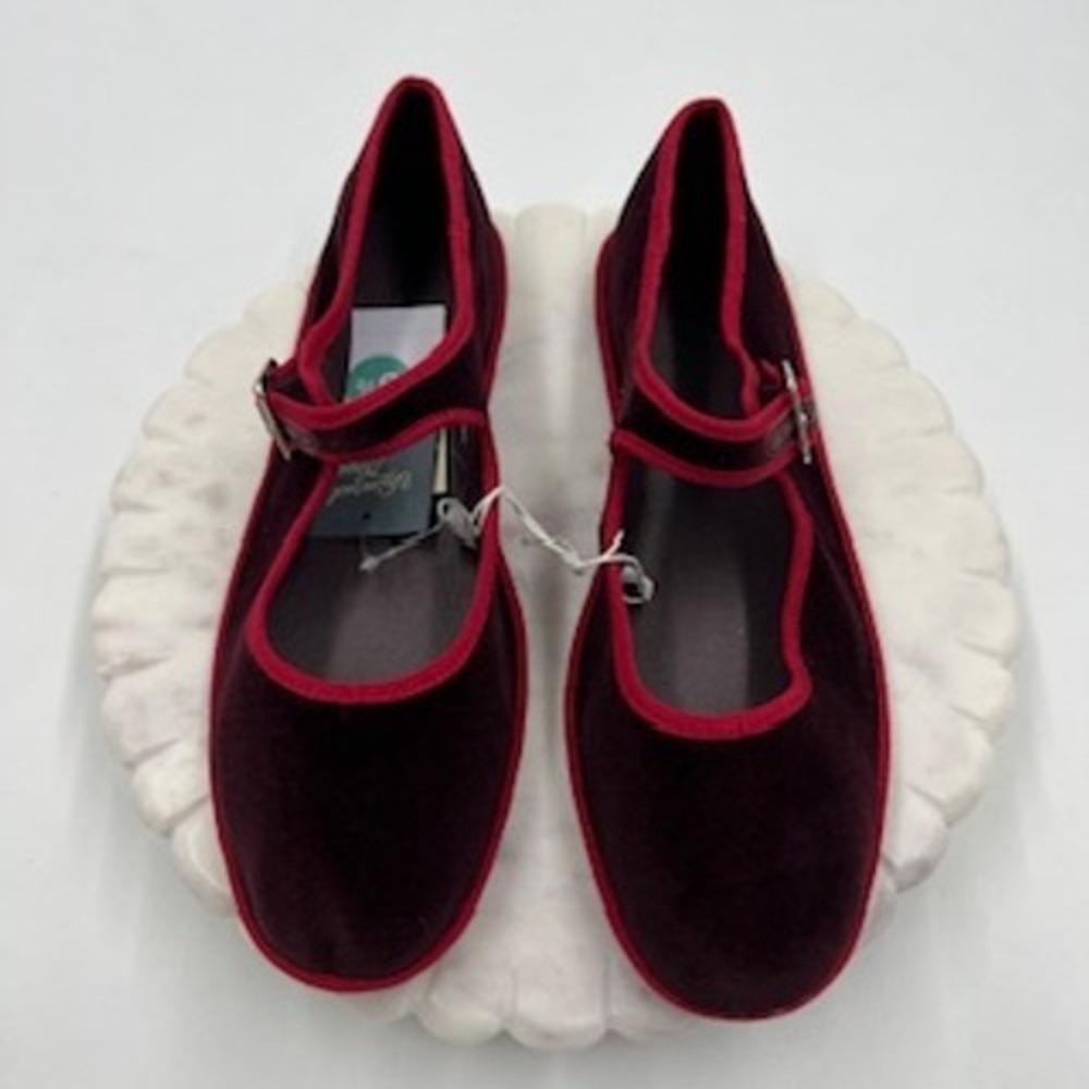 Universal Thread Halston Burgundy Velvet Mary Jane Flats Red Trim 9.5 NEW